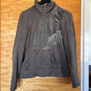 Grågrön y2k zip-up - Koftan har hög krage, två fickor fram och är i en cool y2k retro stil