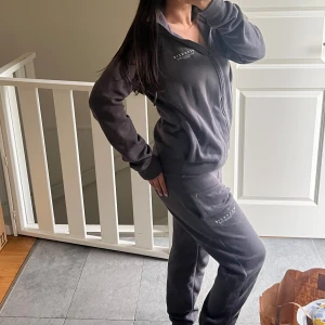 Mörkgrå mjukisset från McKenzie - Mysig mörkgrå set med hoodie och byxor från McKenzie. 