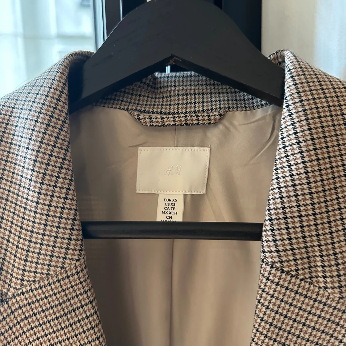 Rutig kavaj från H&M i beige och svart - 1