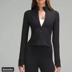 Lululemon Define Cropped Jacket Nulu - Säljer min superfina svarta lululemonjacka 🤍🤍 i princip oanvänd då den är lite för stor för mig, nypris 1390kr 