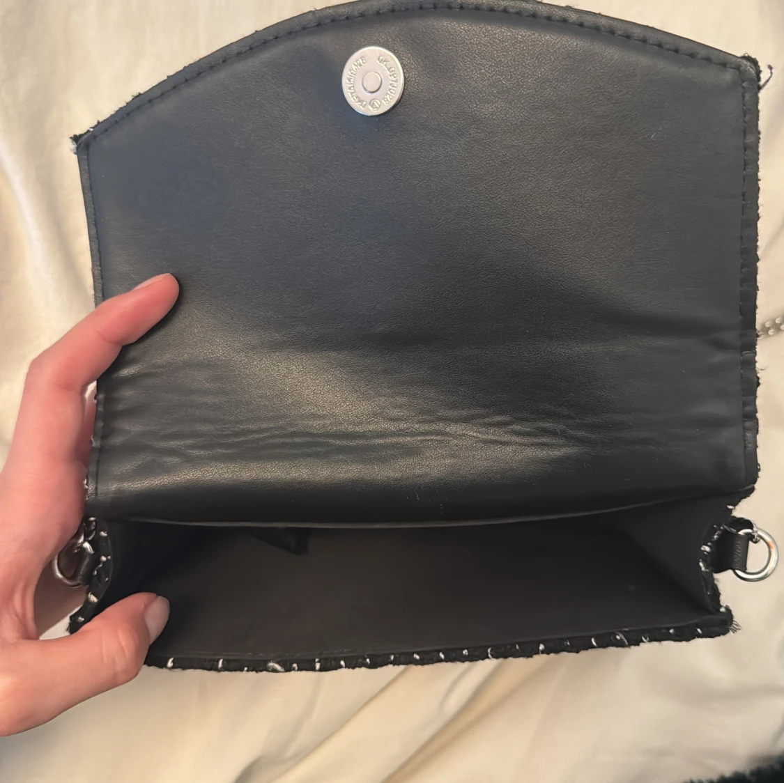 Svart axelväska med kedja och ringdetalj - 2