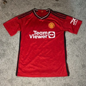 Manchester United fotbollströja  - Manchester Uniteds hemmatröja från Adidas med Rashford 10 på ryggen. Storlek S, knappt använd 