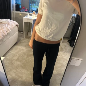 Vit croppad t-shirt i bomull - Enkel och fräsch vit t-shirt med croppad passform. T-shirten har korta ärmar och rund halsringning. Jätte skön och lätt.🥰