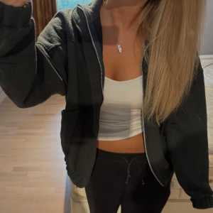 Mörkgrön fleecejacka från Zara - Mörkgrön höst/vår jacka från zara som knappt har används💞💞💞