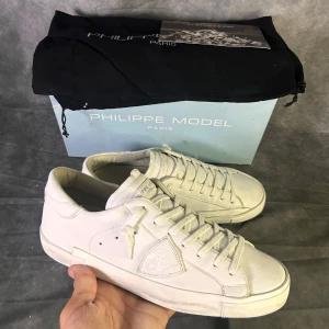 Philippe model sneaker - Mycket fint skick | Size 41 | fraktar spårbart inom 24 timmar |  för att köpa klicka ” köp nu” | vid frågor skriv ett meddelande | box dustbag och Philippe model kort medföljer |