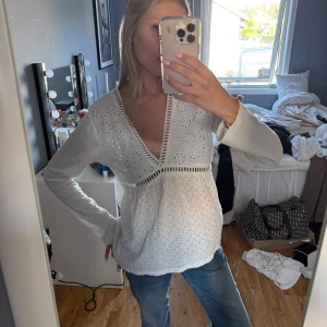 Odd Molly tröja - Vit v-ringad tröja från Odd Molly i storlek 2✨