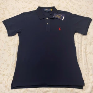 Polo Ralph lauren piketröja  - Helt ny polo ralph lauren pikétröja i marinblå. Skick 10/10 👌 storlek S men kan lika gärna passa M. Skriv vid intresse och funderingar 🙏 