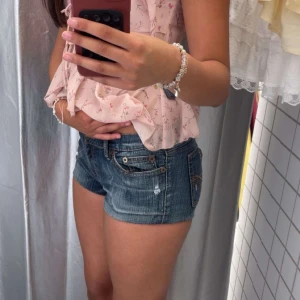 Super fina jeans shorts - Jätte fina jeansshorts som jag hjälper min vän att sälja. Därav inte jag på bilden. midjemåttet är ungefär 39/40cm från kant till kant. Jag är väldigt osäker på märket men kan tippa på river island. köpta för 700kr? Kanten mot låren kan man vika upp eller sy upp för att få de lite kortare. Skicka ett meddelande till mig om intresserad! 
