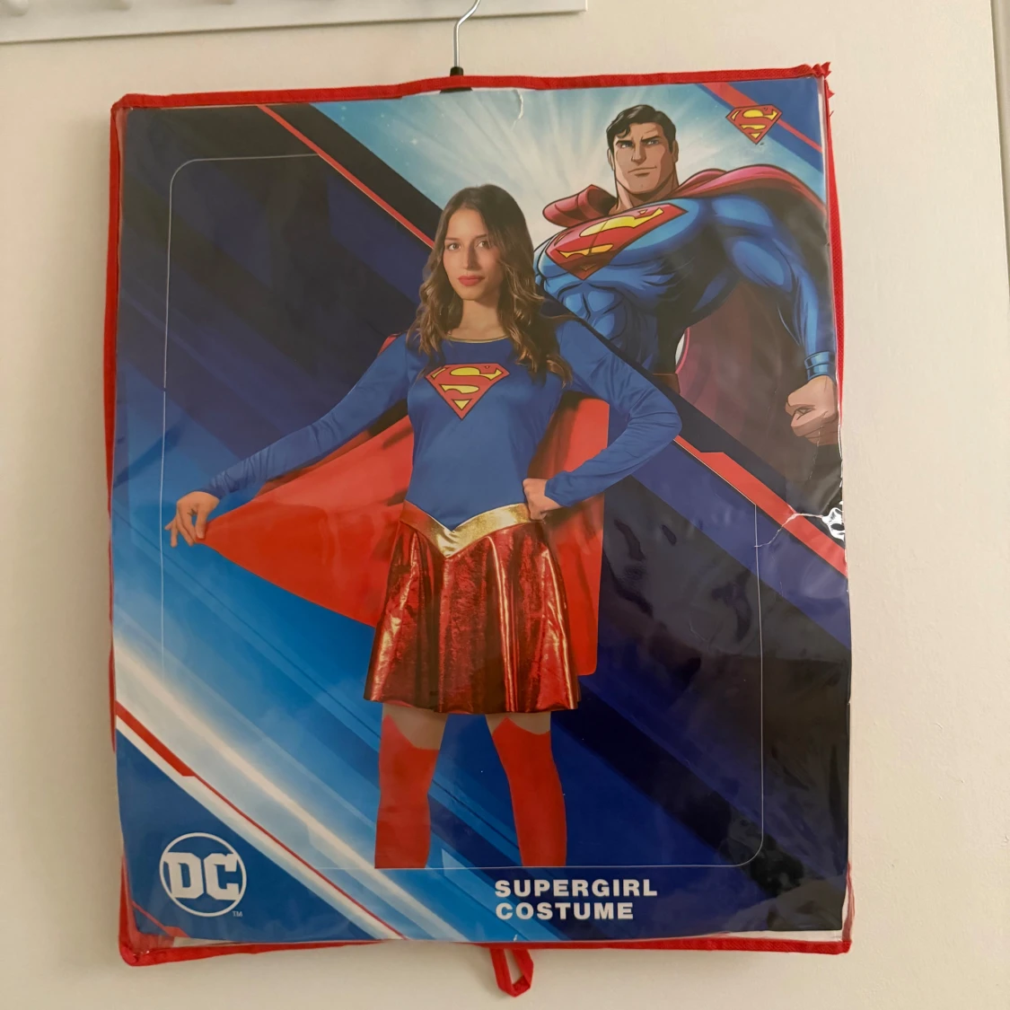 Supergirl klänning med cape och strumpbyxor