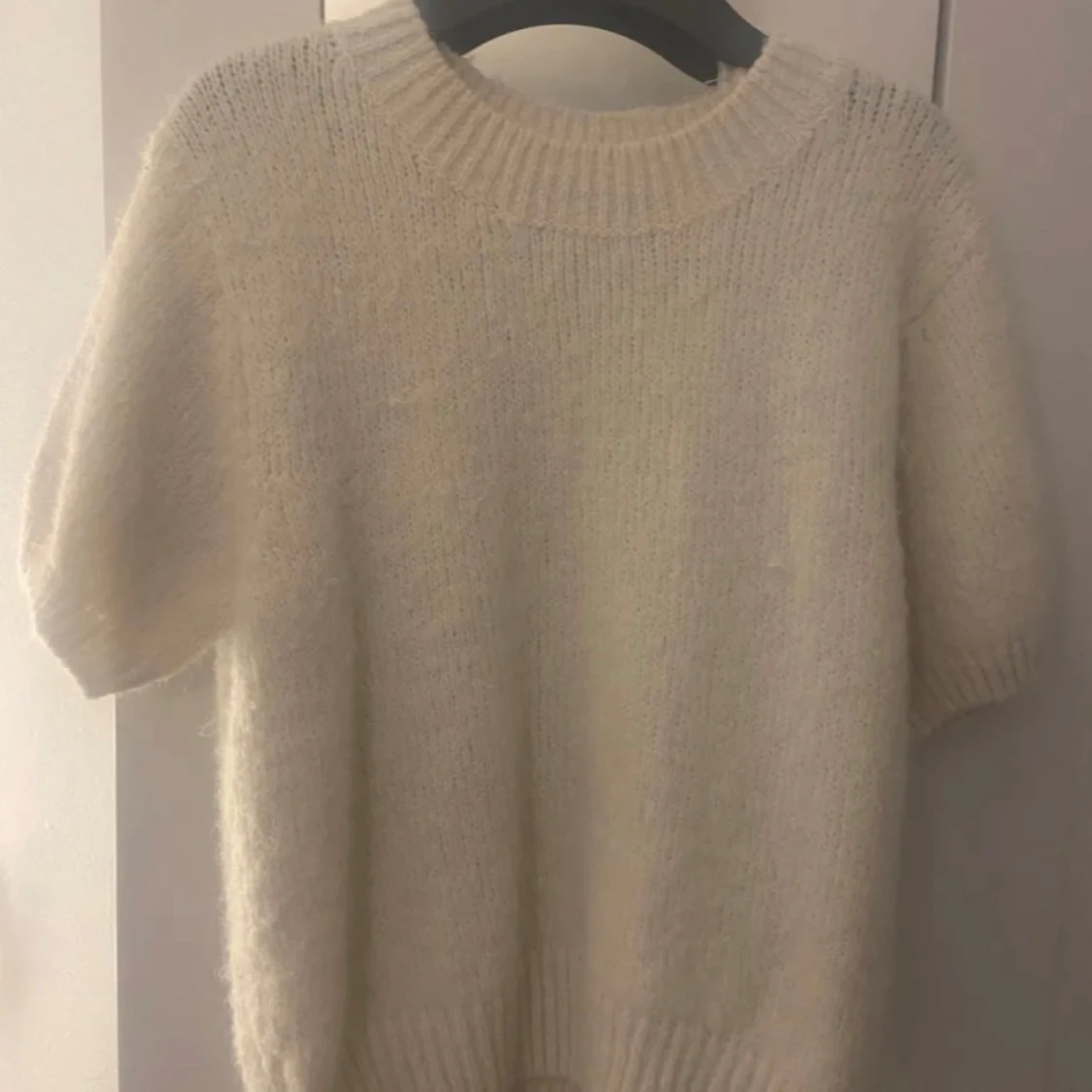 Vit stickad tshirt Gina Tricot