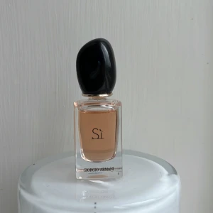 Giorgio Armani Sì parfym 7 ml - Köpt på Vinted, men kände att den inte var min doft. Endast testad. Perfekt resestorlek🫶🏽