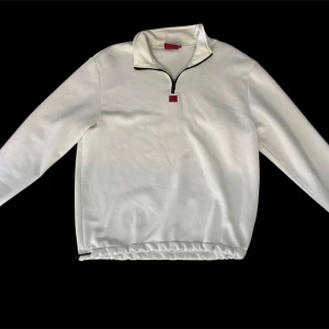 Hugo Boss Half zip - Hugo Boss Fleece half zip                                              Cond: Väldigt bra skick, använd några gånger            Storlek: Large                                                           Kan mötas upp i Uppsala eller fraktas.