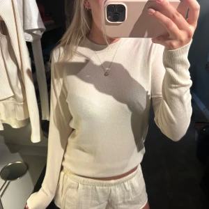 Vit stickad tröja från Uniqlo - Supermjuk och stilren vit stickad tröja från Uniqlo. Helt oanvänd✨✨