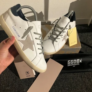 Golden Goose Superstar vita sneakers - Säljer ett par riktigt fina golden goose sneakers i storlek 39, (passar också 38). I princip helt nya. Allt på bilderna förutom foottree följer med, GGDB Passport, dustbag, tag, låda osv. Priset kan självklart diskuteras. Bara att fråga efter fler bilder! Har tyvärr inte kvar kvittot däremot.