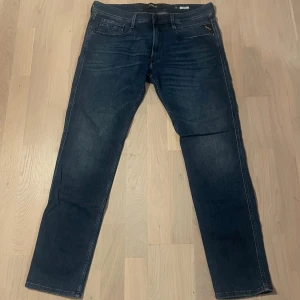 Replay Anbass jeans - Snygga mellanblåa Replay jeans i modellen Anbass - Slimfit. Jeansen är storlek W34 L32 och har endast testats. 10/10 skick!🔥 (Se bild 5 för passform) Nypris på dessa ligger på runt 1399kr. Hör av er vid frågor!🔥🤝