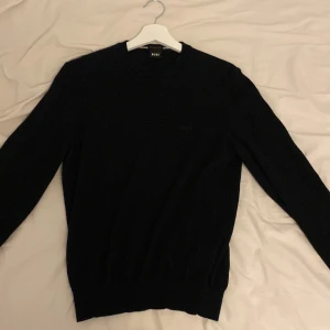 Svart stickad tröja från BOSS - Inga defekter. Köpt för 1599 men säljer pågrund av att den är för liten! Kanonpris nu för 599❗️