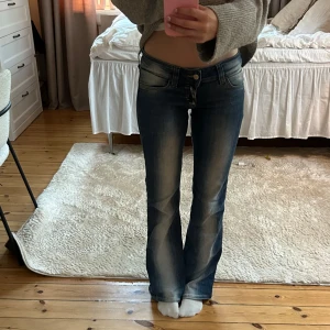 Low waist jeans från cheap Monday ( weekday ) - Säljer mina low waist  weekday jeans då dem inte kommer till användning längre storleken är 28/32 brukar vanligt vis ha storkek 36 eller 34 på mina jeans . Materialet är stretchigt jeans material . Kontakta för fler frågor 💗 köparen står för frakten 💗