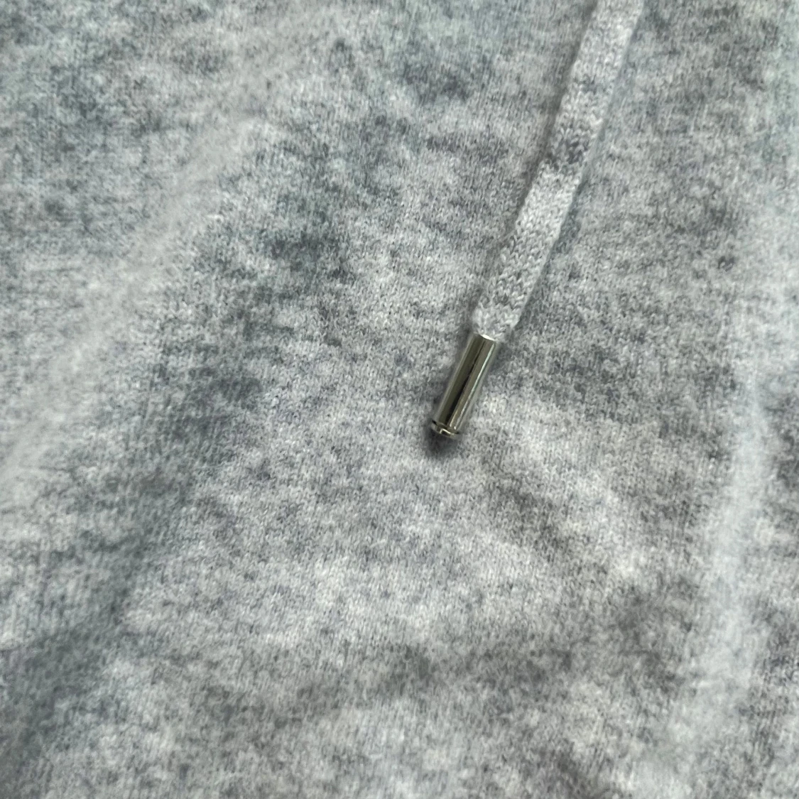 Ljusgrå hoodie med snörning - 2