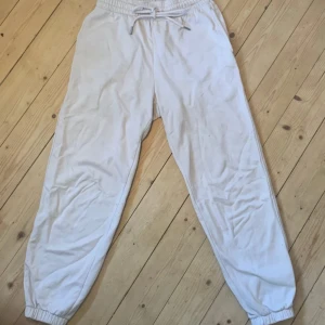 Vita sweatpants - Vita mjukisbyxor från hm. Har ett litet hål på ena benet. Storkar S.