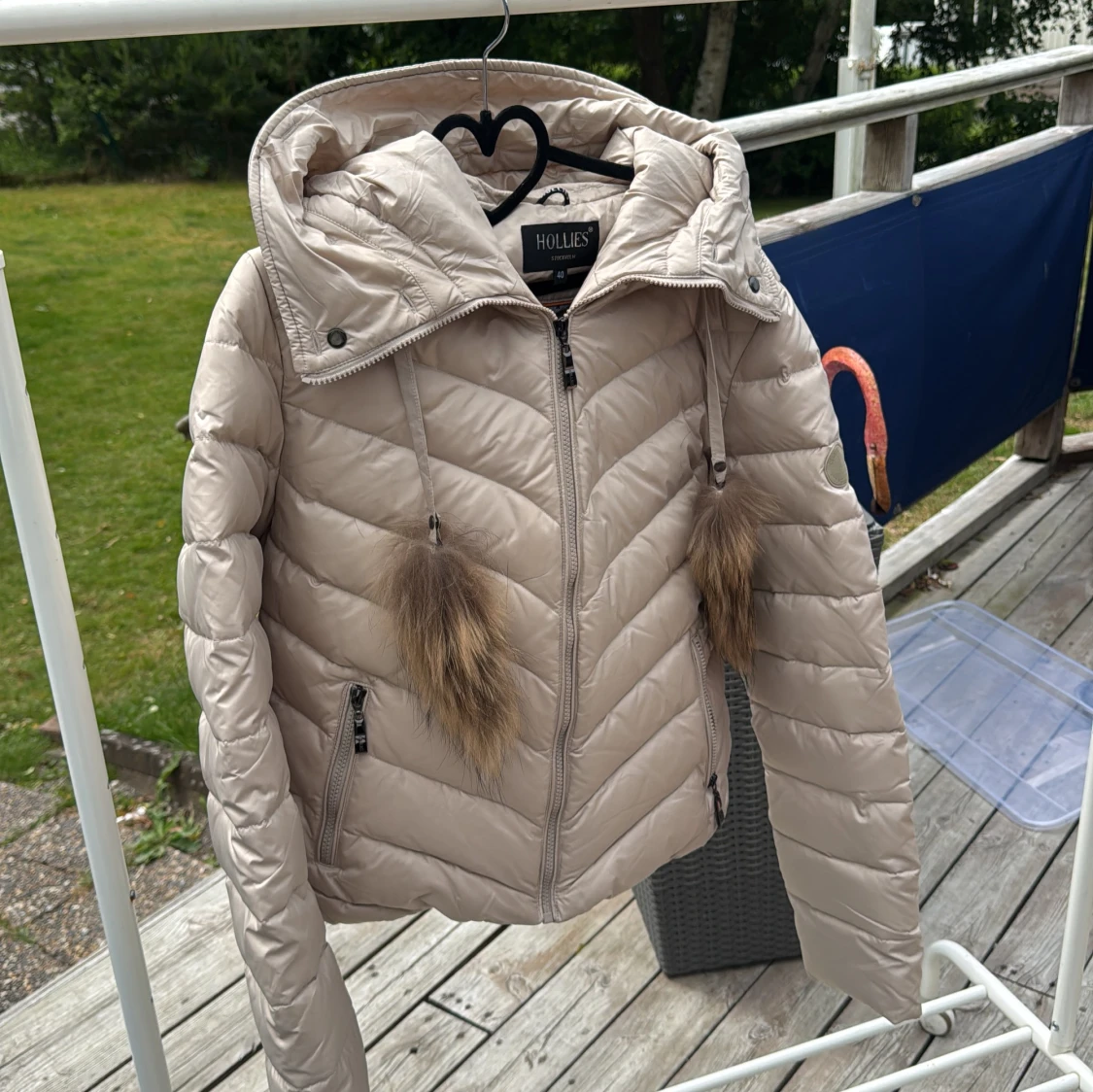 Beige dunjacka med pälskant Hollies