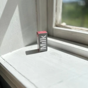 Milk Makeup Blush-Stick 🩷🩶🤍 - Milk Makeups Lip + Cheek/Blush stick i färgen ”WERK”. Fick den, har aldrig kommit till användning! Köptes för nypris 279kr! FÖRST TILL KVARN!