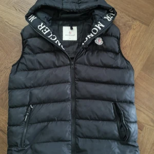 Moncler väst - Säljer dåjag fick den av en kompis men den var för stor för mig, fickan är rätt förstörd och har ingen dragkedja i fickan som är sönder