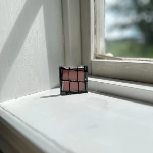 Make Up Store Blush - En MAKE UP STORE blush i färgen ”BLUSH APRICOT”. Fick den men har själv aldrig använt den och kommer aldrig till användning! FÖRST TILL KVARN! Nypris 105kr!