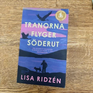 Tranorna flyger söderut, Lisa Ridzén - En varm och gripande roman om Bo, hans hund Sixten och kampen för att behålla värdighet och kärlek när livet förändras. Perfekt för dig som gillar starka berättelser om familj, minnen och relationer. Utsedd till Årets bok 2024 och älskad av många läsare. 