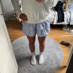 Blå blommig volangkjol - Supersöt blå kortkjol från Gina Tricot💕 Den är perfekt för sommaren och en fin touch till en stilren garderob! Den är i strl 146-152 men passar Xs-S💕 Skriv vid minsta fundering och pris kan såklart diskuteras! 💕