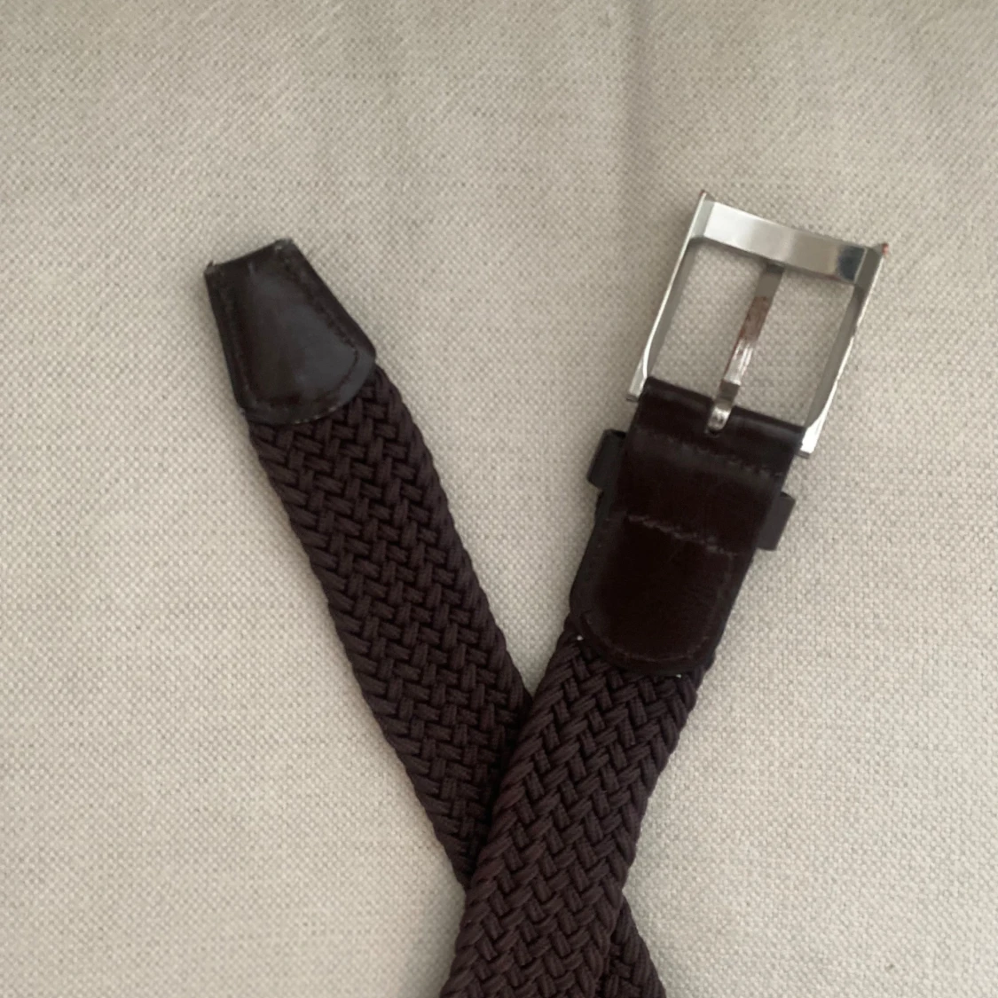 Brunt flätat bälte med silverfärgat spänne - 3