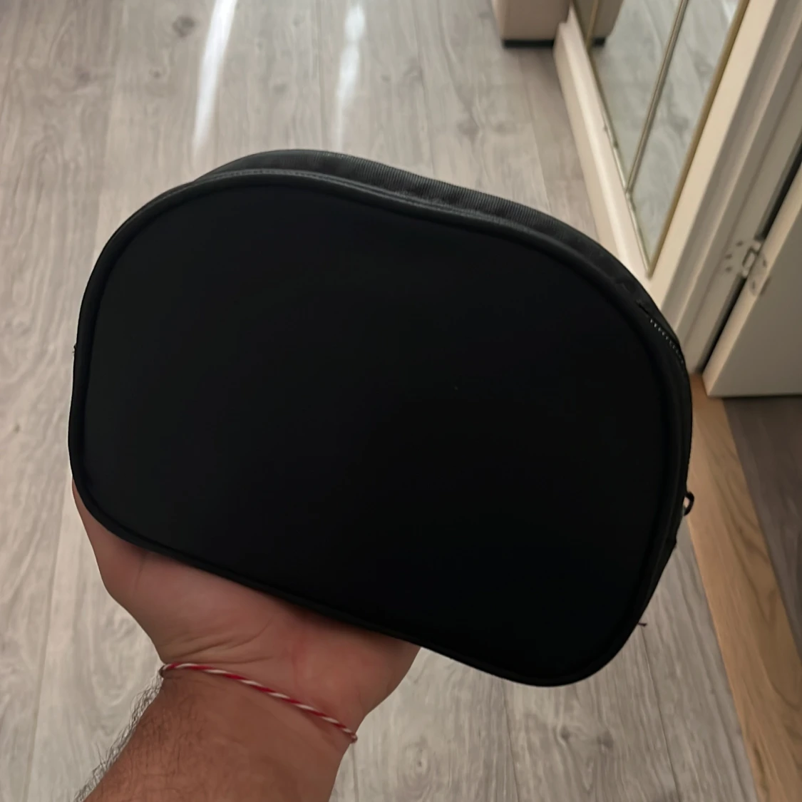 Svart axelväska i syntetmaterial