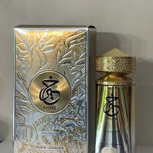 Khair Felicity Paris corner  - Top notes are Champagne, Freesia and Cassis; middle notes are Musk, Jasmine and May Rose; base notes are Sugar, Vanilla and Musk. 100ml flaska se sista bild för mängd kvar. 