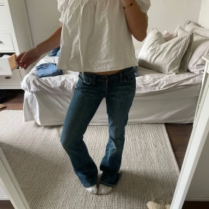 Blå bootcut jeans  - Innebentslängd: 80 cm Midjemåttet: 37 cm 💕