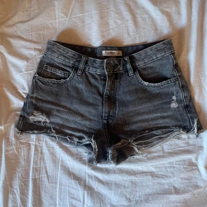 Gråa jeansshorts med slitningar ifrån Pull&Bear - Säljer ett par gråa jeansshorts med slitningar ifrån Pull&Bear. Shortsen är i strl 36 och är knappt använda! Hör gärna av er vid frågor eller funderingar!💕💕Pris kan diskuteras!!