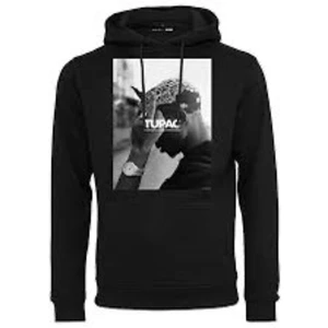 Tupac hoodie  - Svart hoodie med stor svartvit Tupac-tryck på bröstet. Klassisk huva med snörning och känguruficka framtill. Långa ärmar och ribbade muddar. Perfekt för dig som gillar streetstyle och vill ha en ikonisk look.