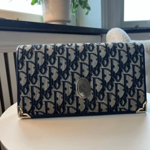 Dior clutch - Säljer denna fina clutch från Dior! Snygg vintage skick! 💙 Självklart äkta. Pris kan diskuteras vid snabb affär. Finns små fläckar i tyget men inget man tänker mkt på
