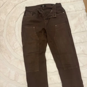 Jaded Carpenter cargo byxor - Jaded London Carpenter Cargo byxor i brun färg  Storlek: W32, L34