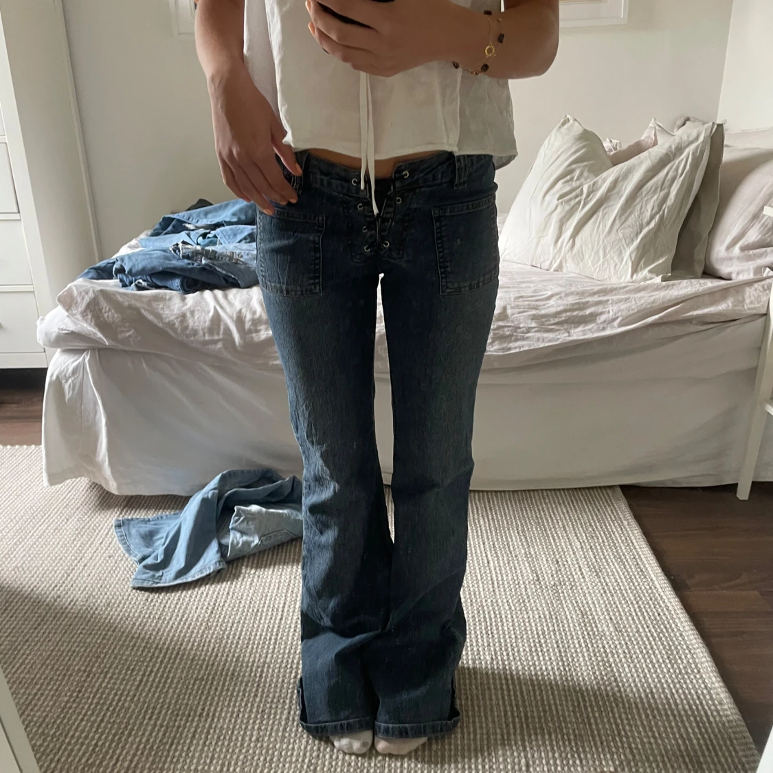 Mörkblå bootcut jeans med snörning