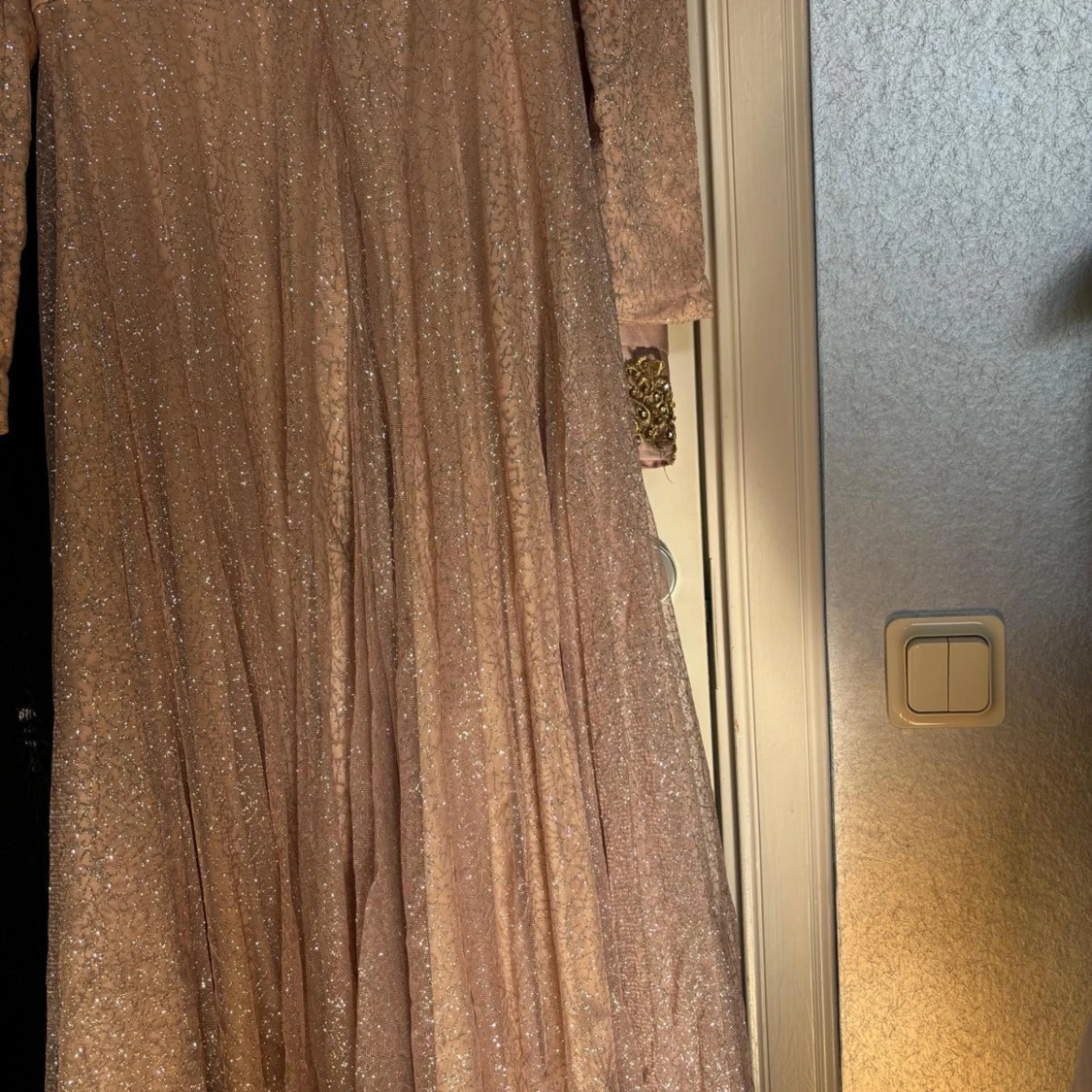 Glittrig långklänning i champagne - 3