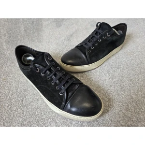 Äkta lanvin curb - Säljer mina asfeta svarta Lanvin Curb sneakers, storlek 44. Modellen är den matta varianten (utan glans). De är begagnade men i bra skick – normalt slitage men inga hål eller skador. Perfekt till sommaren.  ✅ Äkta vara ✅ Nypris ca 8 000 kr ✅ Sällsynta i denna färg/storlek ✅ Sköna och sitter bra  💸 Pris: 2349 kr – snabb affär prioriteras 