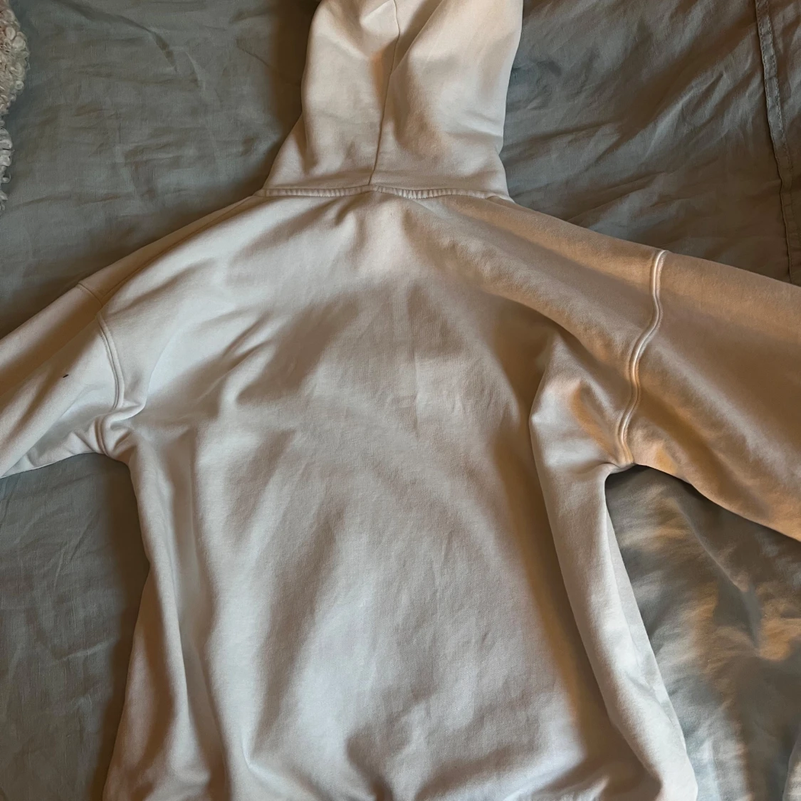 Vit hoodie med dragkedja och huva - 2