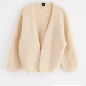 En beige kofta från Lindex  - Koftan är i mycket bra skick, jag säljer den eftersom att den inte kommer till användning längre. Bilden är tagen ifrån internet, hör av dig vid minsta lilla intresse eller om du vill ha bättre bilder. Koftan är i storlek xs/s