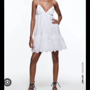 Vit somrig klänning med broderi - Säljer min  populära klänning från zara då den inte passar mig💕 