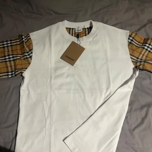 Burberry t-shirt vit - vit burberrytröja som säljs då den enbart ligger i lådan och dammar. helt oanvänd. taggs och lappar tillkommer. M/L. vill få den såld snabbt därav priset, hör av dig vid intresse 