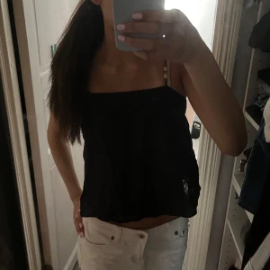 Sommar topp / blus - Söt topp från Zara med pärlor på banden och knyt i ryggen, aldrig använd💕