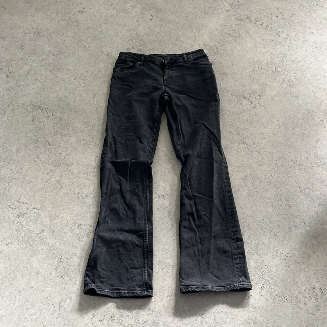 Svarta bootcut jeans från Monki