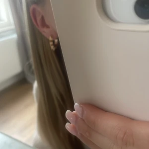 Guldiga örhängen med nitar  - Väldigt lik Edblads örhängena ! Priset kan diskuteras 💕
