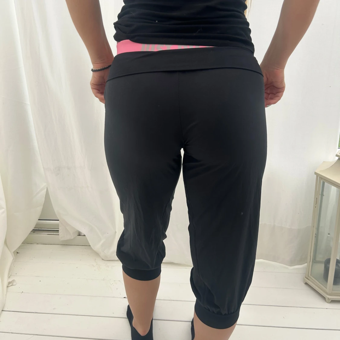 Nike svarta trekvartsbyxor med rosa detalj - 1