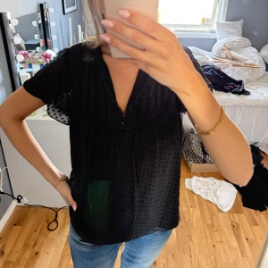 Kortärmad blus - Svart kortärmad blus från Caroll✨