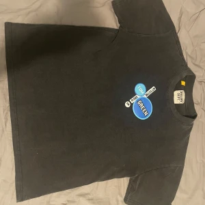 Gallery dept T shirt  - Köpte den för 1 månad sen men har inte använt den sen jag prova på den. Jag är 178 och den passar perfekt på mig 